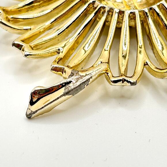 Vintage Sarah Coventry Brooch Pin Daisy Mae Gold Tone 1960s Signed Boho Hippie - Picture 4 of 5